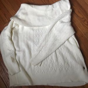 TOMMY HILFIGER cable knit sweater.